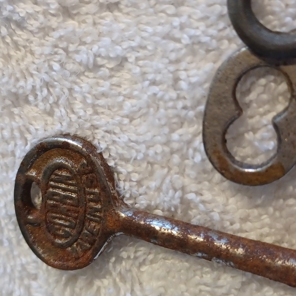 Antique skeleton keys vintage keys set of 4 - Picture 3 of 4